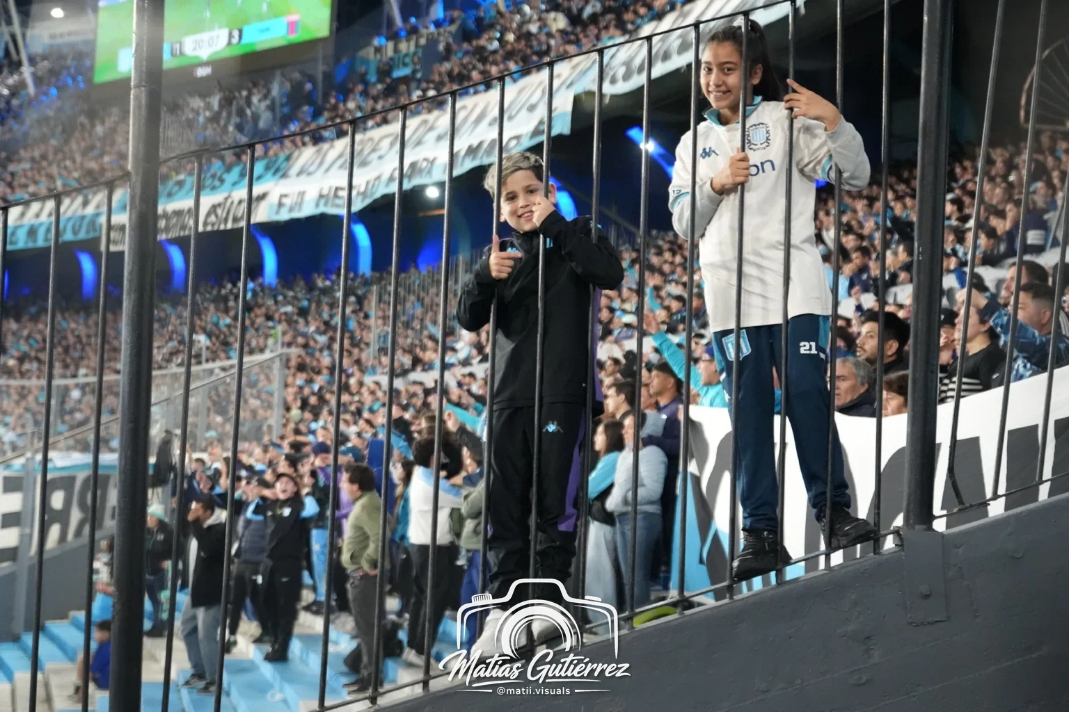 Hinchas de Racing en la tribuna